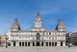 Vista frontal del Palacio Municipal de María Pita bajo cielo azul