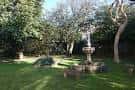 Jardín del Pazo de Amarante con fuente de piedra y vegetación