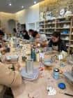 Interior del estudio de cerámica Lamaelume con personas participando en un taller