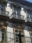 Detalle arquitectónico de los balcones y ventanas del Palacete