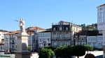 Edificios históricos y estatua en la Praza dos Irmáns García Naveira