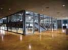 Amplio espacio interior del Museo Verbum con estructura de cristal y escaleras