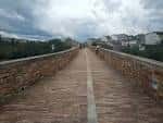 Perspectiva peatonal sobre el Puente Romano de Lugo, con vistas a la orilla