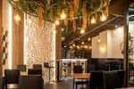Zona de bar y lounge con asientos y barra iluminada