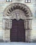 Detalle de un portal románico ornamentado en la Praza do Obradoiro