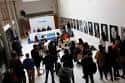 Sala de conferencias o exposición con personas y una mesa de panelistas