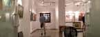 Interior de la Galería Xerión con obras de arte y un visitante