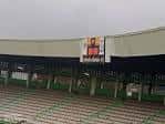 Gradas vacías del estadio con una pantalla gigante mostrando contenido