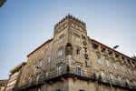 Perspectiva de la fachada del Hotel Compostela desde abajo
