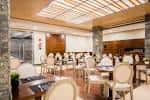 Salón comedor o restaurante del Hotel Compostela con mesas dispuestas