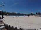 Amplia vista de la Playa de O Adro bajo un cielo despejado