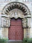 Puerta principal del Colexio de San Xerome con arco y esculturas