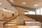 Interior de un aula magna o auditorio de la Facultad de Biología
