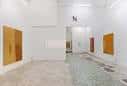 Sala de la Galería Nordés con obras de arte y la letra 'N' en la pared