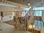 Interior moderno del Edificio Redeiras con escaleras y barandillas blancas