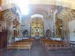 Interior de la iglesia del Monasterio de San Salvador de Lérez con bancos y altar