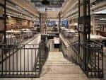 Vista interior de la churrasquería con escaleras y diferentes niveles de comedor