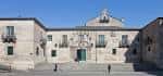 Amplia vista de la fachada principal del Museo Provincial de Lugo y la plaza adyacente