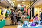 Interior de la Galería Maraca con personas explorando la tienda y las exposiciones