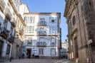 Edificio tradicional en plaza soleada de Santiago de Compostela