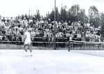Partido de tenis con público en las gradas del Club Santo Domingo