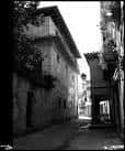 Vista en blanco y negro de la estrecha Calle San Román en Pontevedra