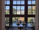 Salón interior con grandes ventanales y vistas al exterior