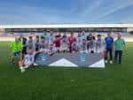 Equipo de fútbol celebrando en el césped del Campo de Fútbol Monte da Aira