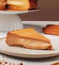 Primer plano de una porción de tarta de queso con galleta Lotus en un plato