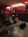 Escenario del Bristol Bar con instrumentos musicales
