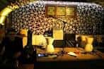 Escenario del pub Modus Vivendi con instrumentos y decoración geométrica