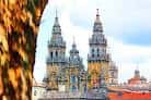 Torres de la Catedral de Santiago de Compostela entre la vegetación
