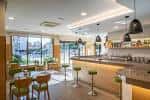 Bar moderno del Hotel Coia de Vigo con barra y asientos