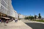 Paseo marítimo de A Coruña con edificios de galerías y personas