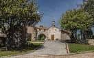 Camino empedrado que conduce a la capilla y arco del Pazo de San Roque