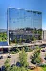Fachada de cristal del Hotel OCA Puerta del Camino con reflejos