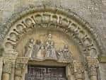 Primer plano del tímpano esculpido sobre la entrada de la iglesia