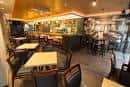 Área de restaurante o bar con mesas y sillas en el Hotel Novo Cándido