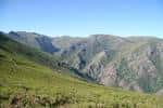 Amplio paisaje de montañas verdes y valles en Pena Trevinca