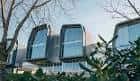 Vista exterior del moderno edificio CINBIO con grandes ventanales y vegetación