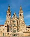Vista frontal de la Catedral de Santiago de Compostela bajo cielo azul
