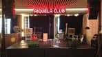 Escenario de la Sala Riquela Club con luces de neón