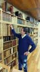 Interior de la Librería Couceiro con estanterías llenas de libros y un hombre