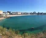 Amplia vista panorámica de la playa de Riazor en un día soleado