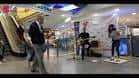 Actuación musical en vivo en el interior del Mercado das Travesas, mostrando un evento