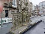 Estatua de Don Bosco en la plaza, con edificios al fondo