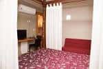 Habitación de hotel con cama, escritorio y sofá rojo