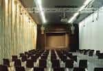 Interior del auditorio de la Fundación SGAE con escenario y butacas