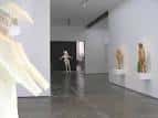 Pasillo de MUTA con esculturas y ambiente de galería de arte