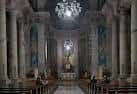 Interior de la Concatedral de Santa María de Vigo con altar y nave central